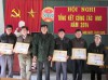 Lãnh đạo Hội Nông dân huyện Hạ Lang tặng giấy khen cho các tập thể xuất sắc năm 2014