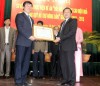 Phó Chủ tịch Thường trực Lại Xuân Môn trao Bằng khen của BCH cho Ban Điều hành Quỹ HTND TW tại Hội nghị sơ kế 5 năm thực hiện Đề án (ảnh: Đ.H)