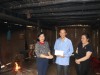 Đồng chí Mạc Thanh Tâm, Phó Chủ tịch Hội Nông dân tỉnh thăm, tặng quà hộ nghèo tại thị trấn Xuân Hòa