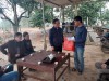 Đồng chí Dương Hùng Dũng Chủ tịch Hội Nông dân tỉnh trao quà cho đại diện hộ gia đình ông Hoàng Văn Cóng