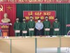 Đông chí Hoàng Nông Chức, Chủ tịch Hội Nông dân huyện trao quà cho tân binh xã Thái Học