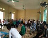 Hội viên nông dân xóm Cốc Mòn tham dự buổi tuyên truyền tại Nhà văn hóa xóm