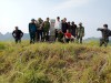 Hội viên nông dân xã Thị Hoa phối hợp với đồn biên phòng phát quang đường biên mốc giới