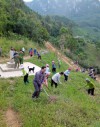 Hội viên nông dân xã Thượng Hà phối hợp với Đồn biên phòng Cô Ba phát quang đường biên mốc giới