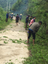 Hội viên nông dân xã Lê Chung vệ sinh đường làng tại xóm Khuổi Diển Nà Mười
