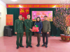Đồng chí Nguyễn Phương Thảo, chủ tịch Hội Nông dân huyện tặng quà đồn biên phòng Đức Long