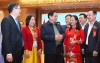 Các đại biểu phấn khởi trao đổi với Thủ tướng Phạm Minh Chính sau khi kết thúc hội nghị Thủ tướng đối thoại với nông dân ngày 30/12. Ảnh: Dân Việt