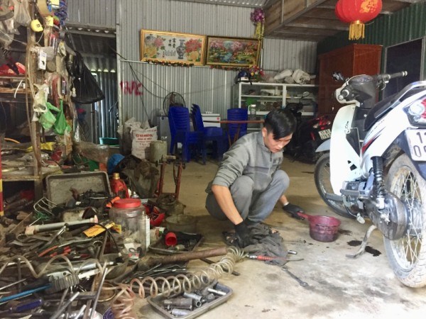 Cửa hàng sửa chữa xe máy của anh Đặng Chàn Pu.