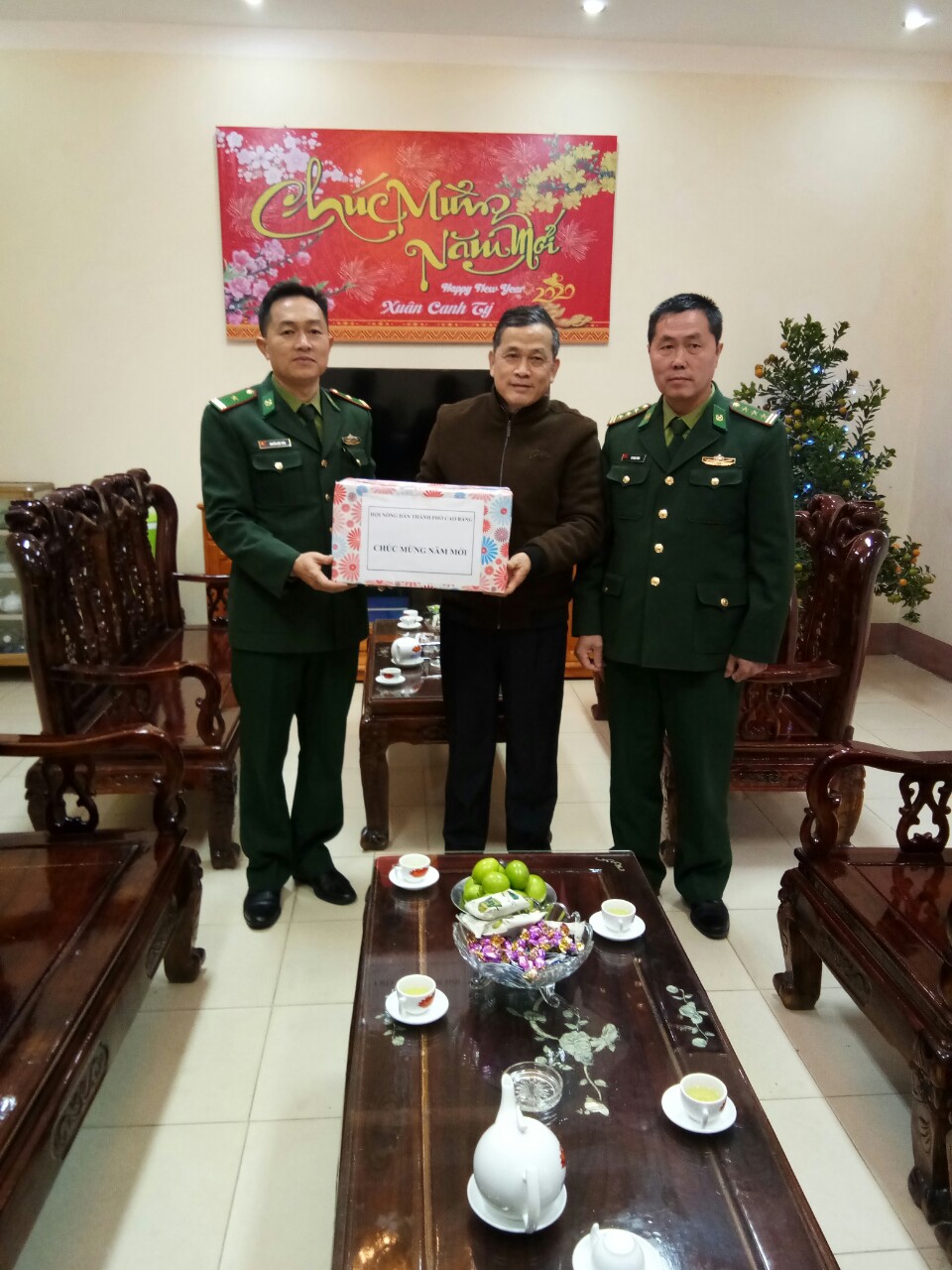 Đồng chí Nguyễn Thanh Vũ - Chủ tịch Hội Nông dân Thành phố trao quà cho đại diện cán bộ, chiến sỹ Đồn Biên phòng