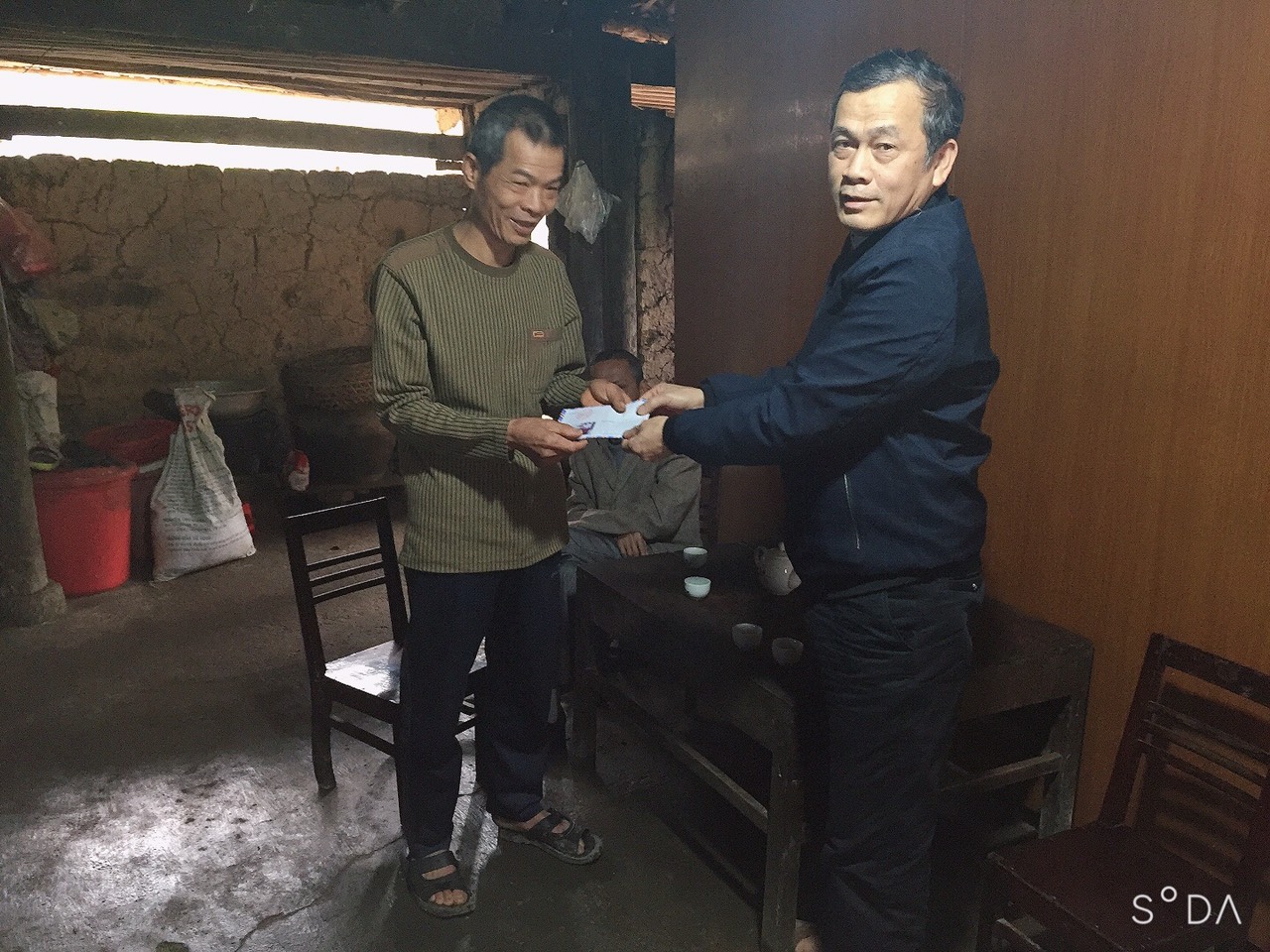 đồng chí Nguyễn Thanh Vũ tặng quà cho gia đình hội viên bị mưa đá