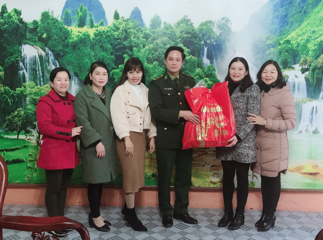 HND Phuc Hòa phối hợp với Huyện đoàn, Hội LHPN huyện thăm chúc têt đồng Biên phòng cửa khẩu quốc tế Tà Lùng