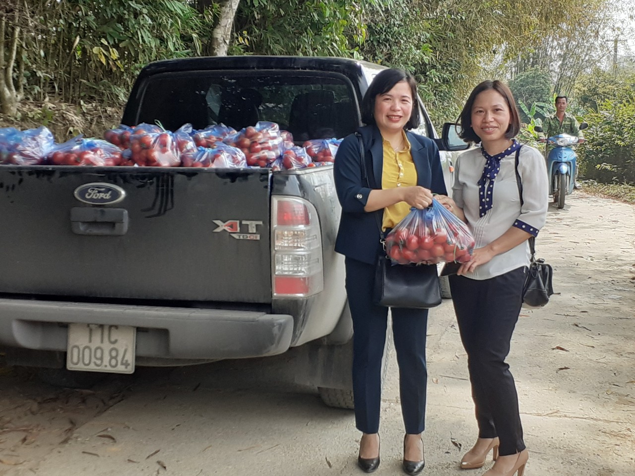 Đồng chí Mạc Thanh Tâm Phó chủ tịch HND tỉnh giúp bà con tiêu thụ cà chua