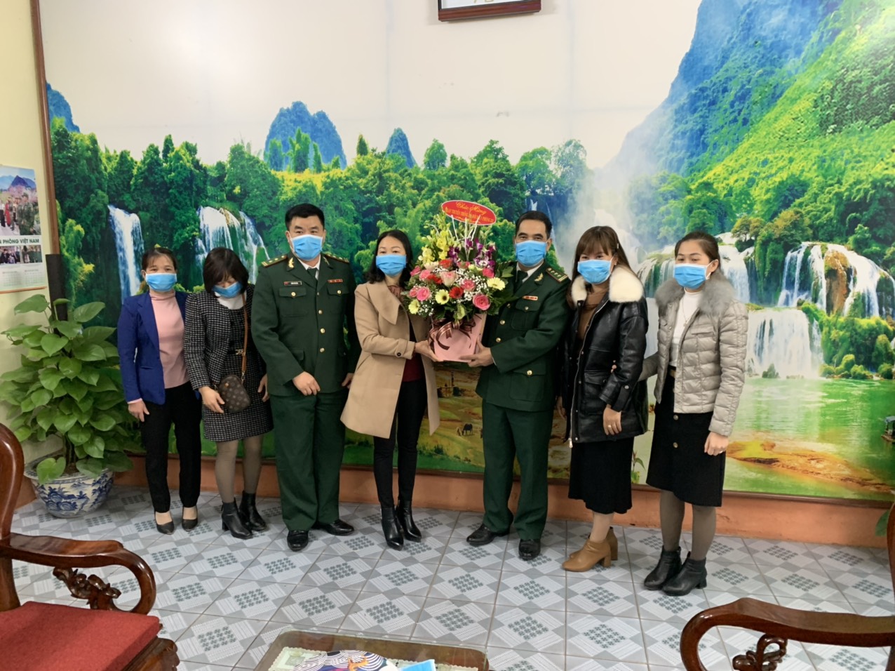 Đồng chí La Thị Phương Chủ tịch HND huyện tặng hoa chúc mừng Đồn Biên phòng Tà Lùng