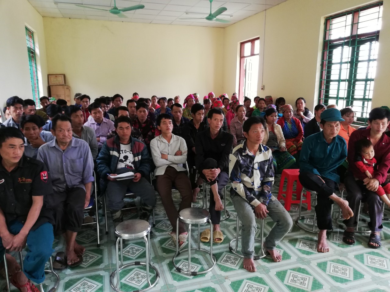 Hội viên, nông dân xóm Lũng Liềm (Yên Thổ) tham dự buổi tuyên truyền tại Nhà văn hóa xóm