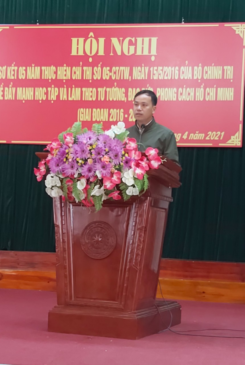 Hội viên Nông Văn Quý báo cáo điển hình tại hội nghị tổng kết 5 năm Chỉ thị 05 huyện Bảo Lạc