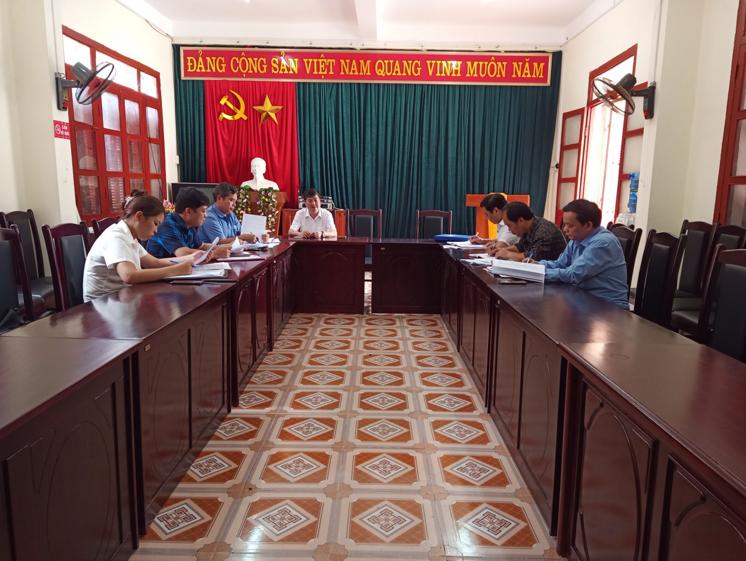 Các đại biểu dự buổi kiểm tra tại xã Vinh Quý, huyện Hạ Lang