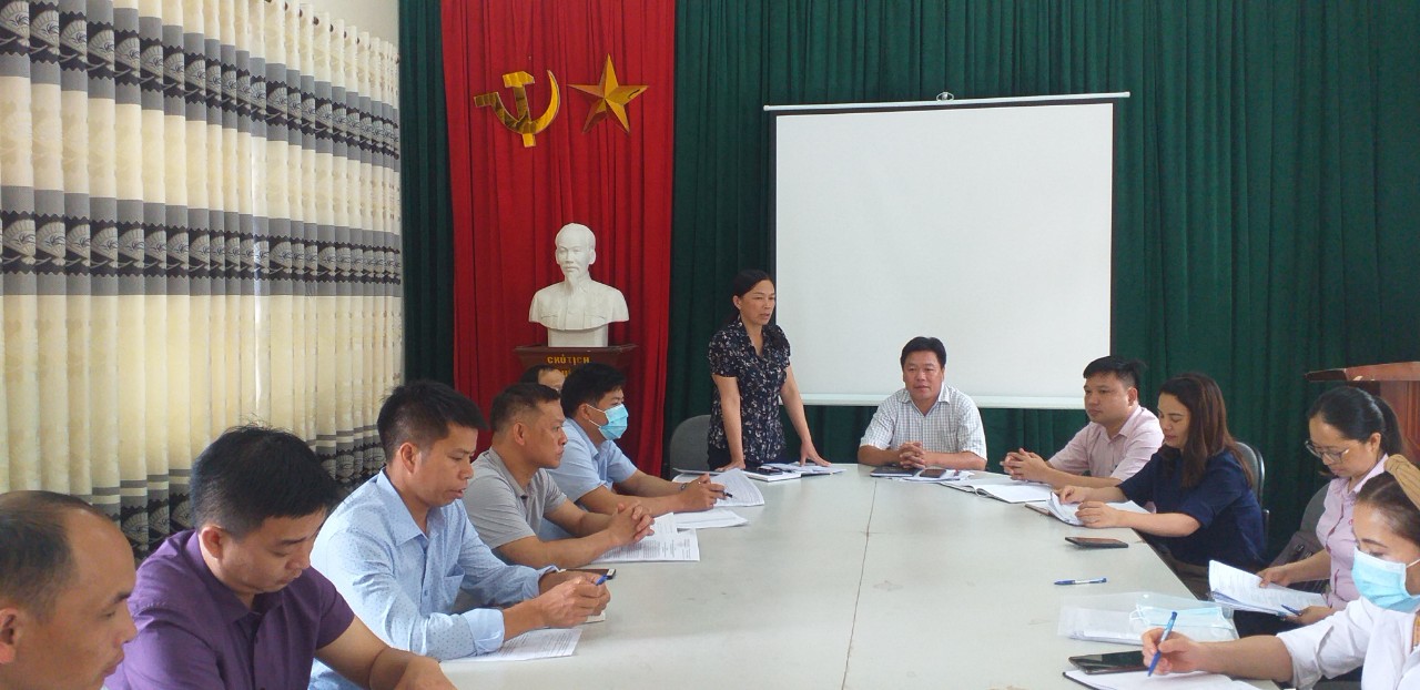 các đại biểu dự buổi kiểm tra tại xã Quang Trung