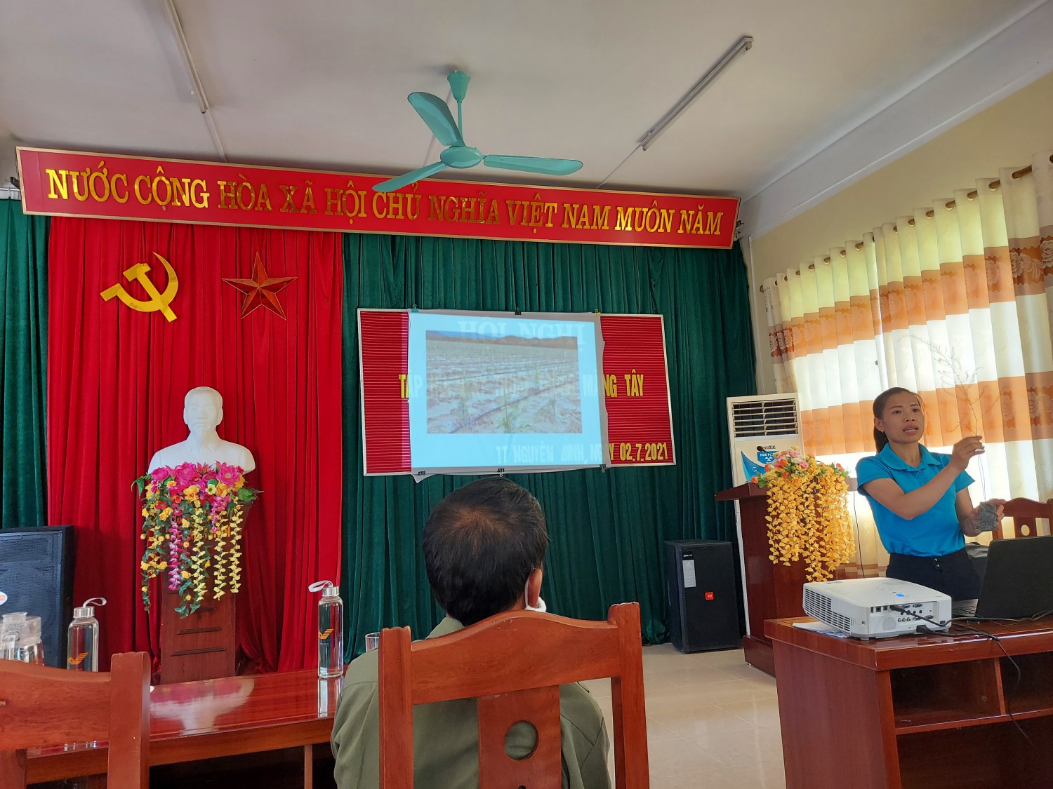 Đồng chí Đàm Thị Lan, Phó giám đốc Trung tâm dịch vụ Nông nghiệp huyện Nguyên Bình lên lớp tập huấn