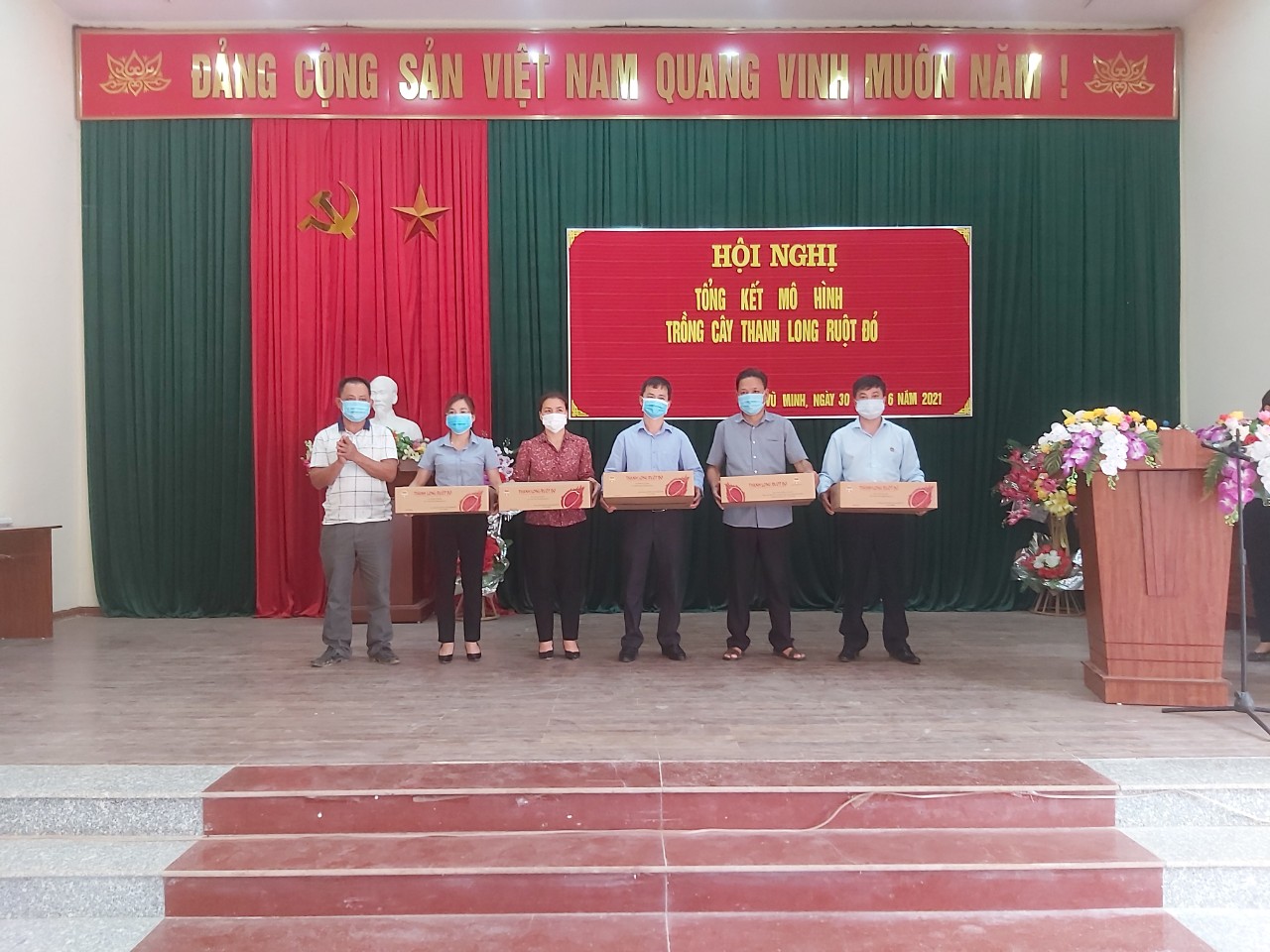 Đồng chí Nông Văn Tụng, Giám đốc HTX An Phú tặng quà cho các đại biểu dự Hội nghị