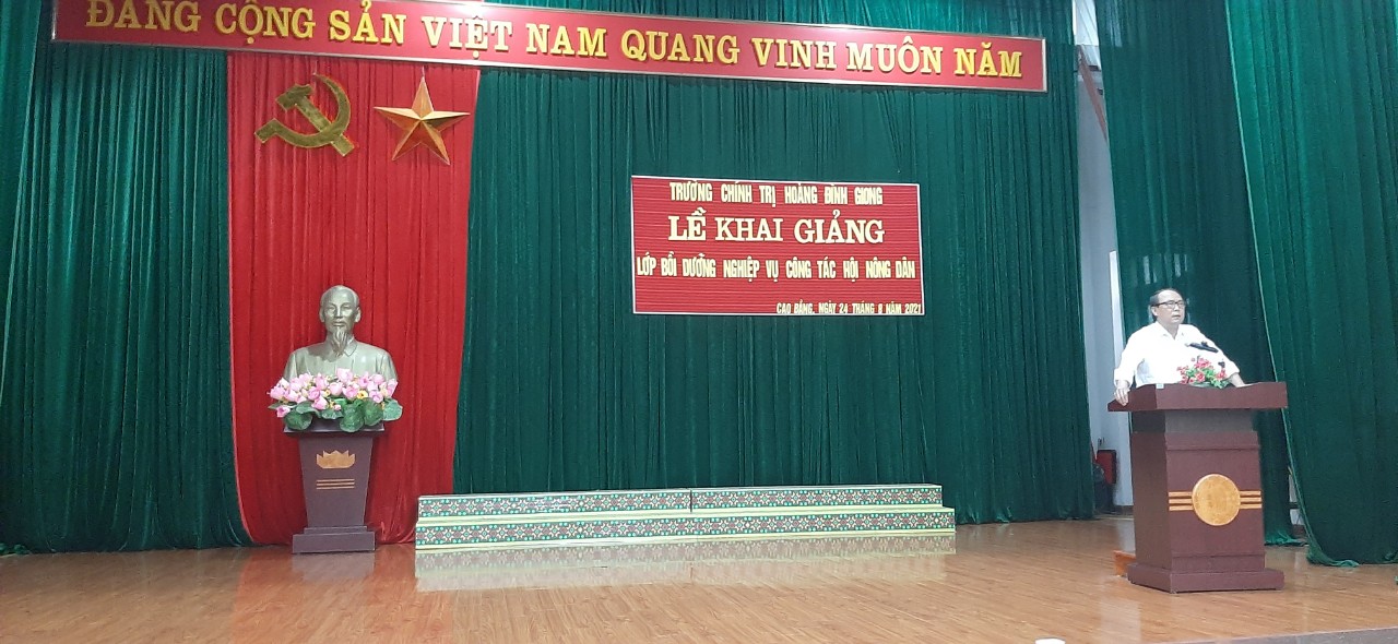 Đồng chí Trương Văn Hợp, Phó chủ tịch Thường trực Hội Nông dân tỉnh phát biểu tại buổi lễ khai giảng