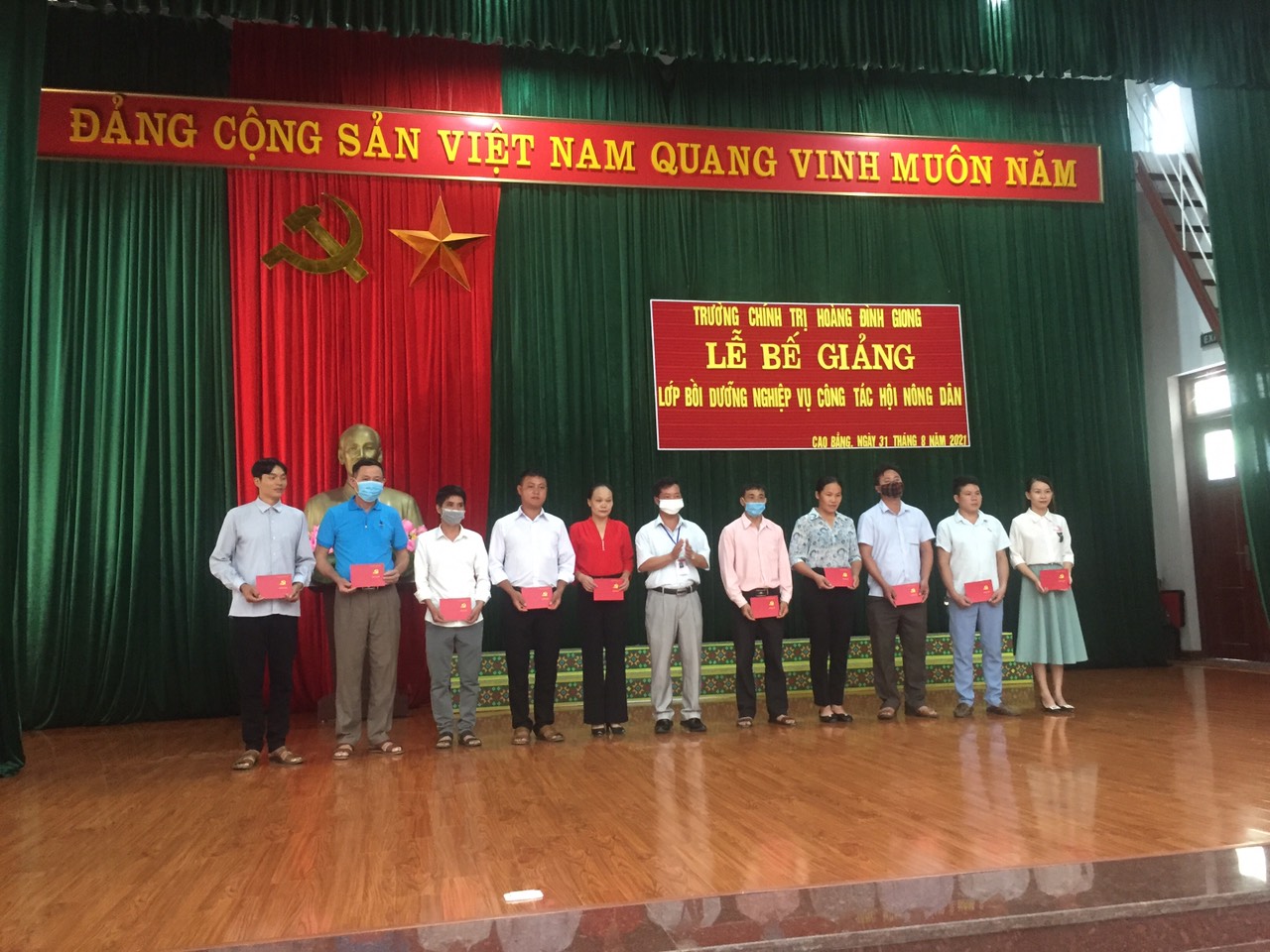 Đồng chí Nông Hoàng Hùng, Phó hiệu trưởng trường chính trị Hoàng Đình Giong trao chứng chỉ cho các học viên