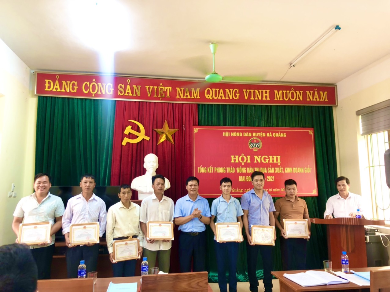 Đồng chí Hoàng Văn Bảo Phó bí thư Huyện ủy, Chủ tịch HĐND huyện trao giấy khen cho hội viên nông dân tiêu biểu trong phong trào