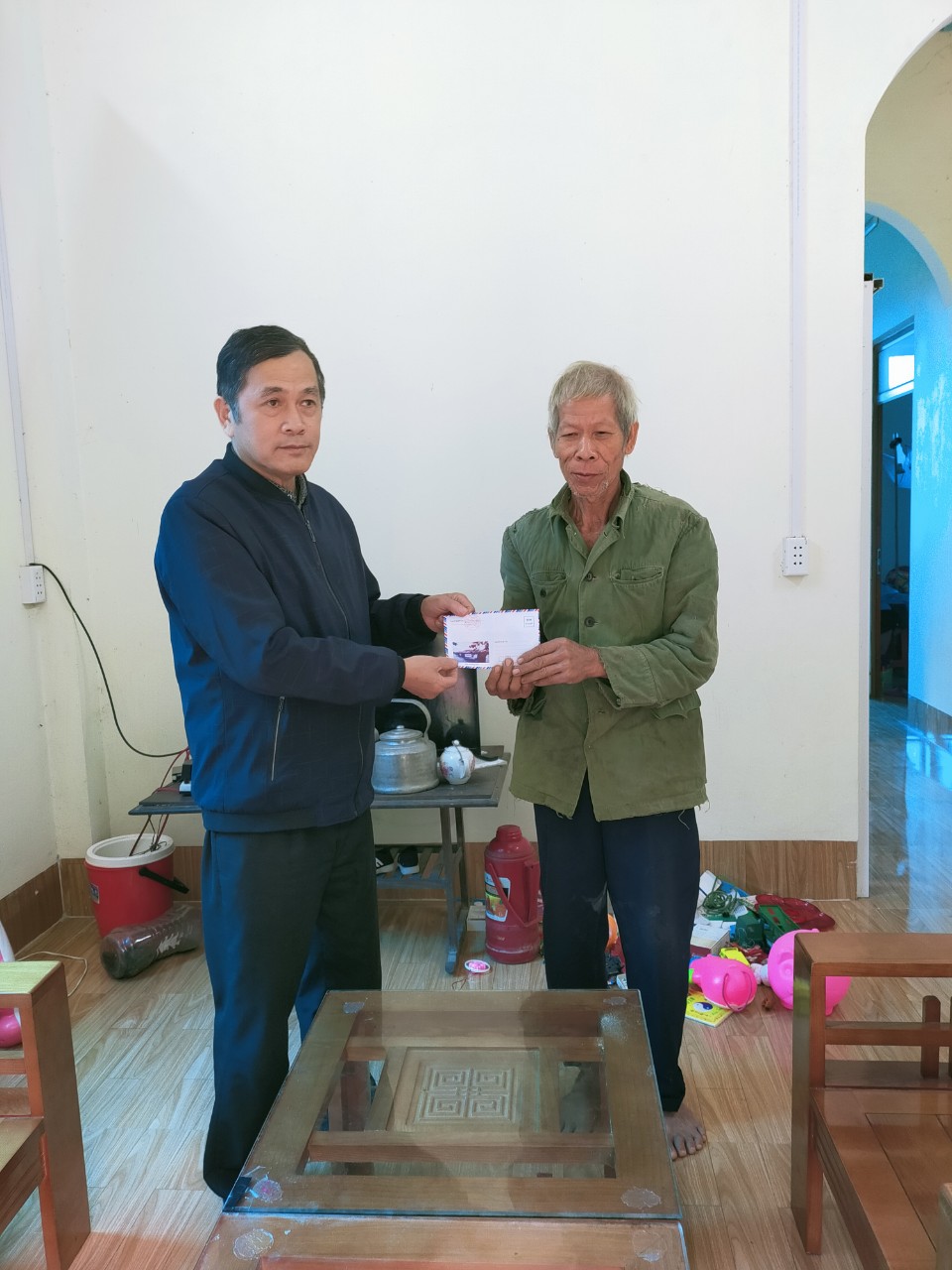Đồng chí Nguyễn Thanh Vũ, Chủ tịch HND thành phố thăm và động viên gia đình hội viên Hoàng Văn Chủ
