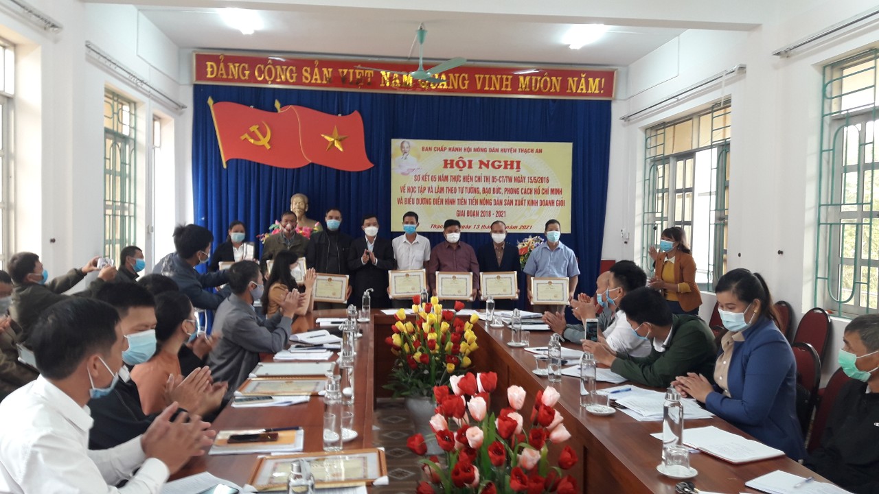 Đồng chí Nông Long Giang, Phó chủ tịch UBND huyện trao giấy khen cho các hội viên đạt hộ sản xuất kinh  doanh giỏi cấp huyện giai đoạn 2017 2021