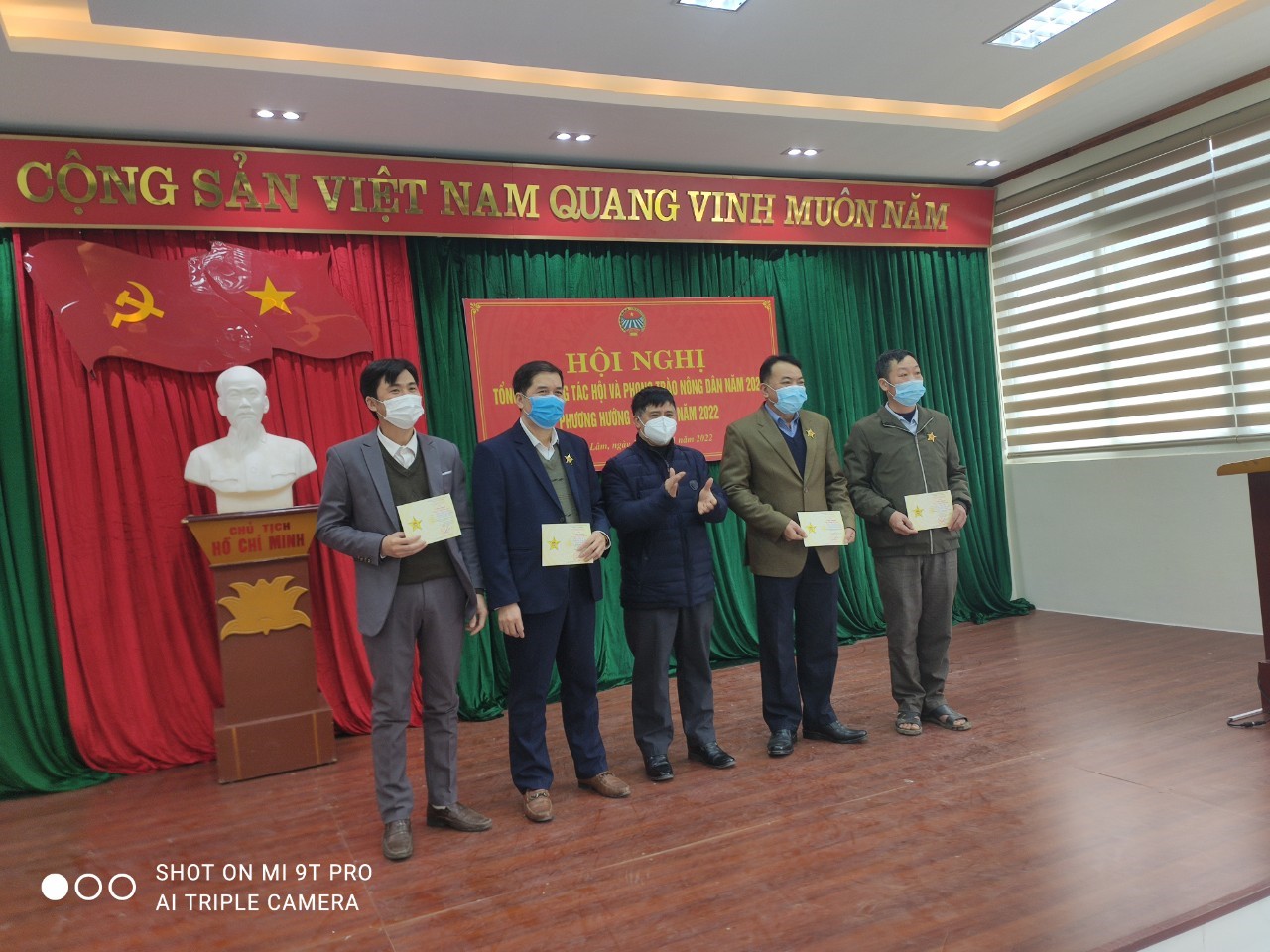 Đồng chí Hoàng Nông Chức, Chủ tịch HND huyện trao kỷ niệm chương Vì giai cấp nông dân cho các đại biểu