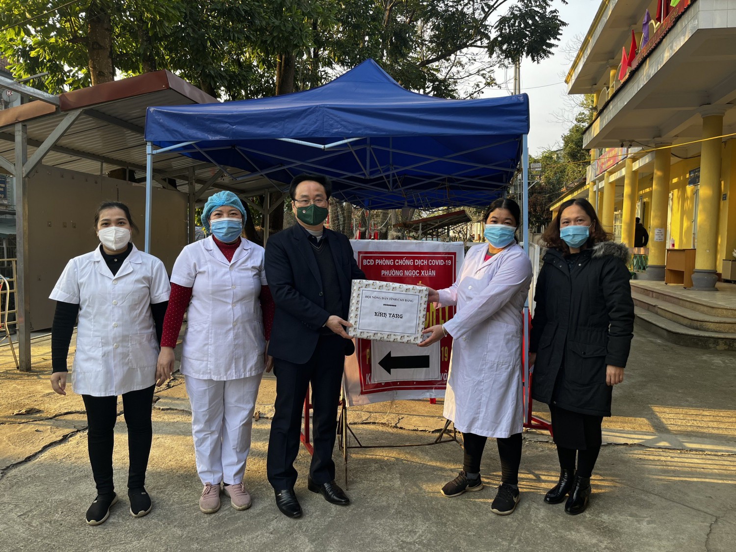 Đồng chí Dương Hùng Dũng Chủ tịch Hội Nông dân tỉnh thăm, tặng quà trạm  Y tế phường Ngọc Xuân, thành phố Cao Bằng