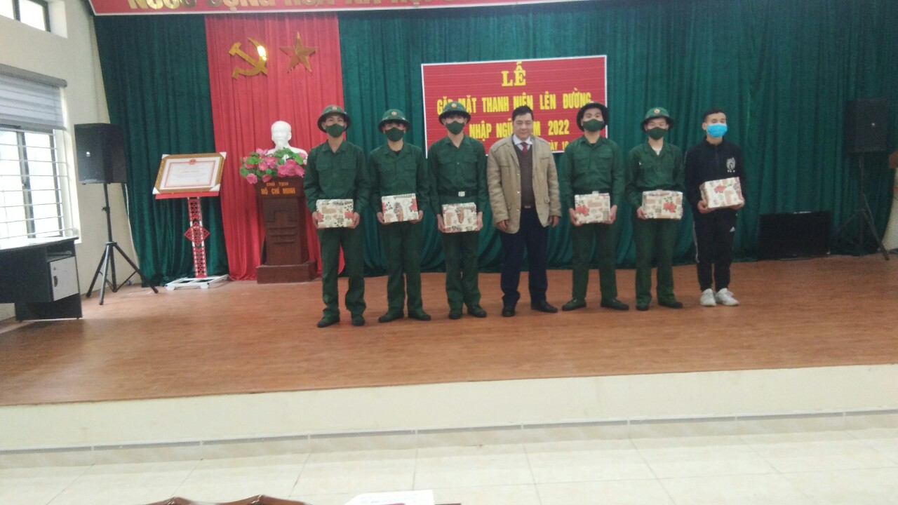 Đồng chí Hà Văn Quang, chủ tịch Hội Nông dân huyện tặng quà cho các thanh niên trúng tuyển nghĩa vụ quân sự xã Thị Hoa năm 2022
