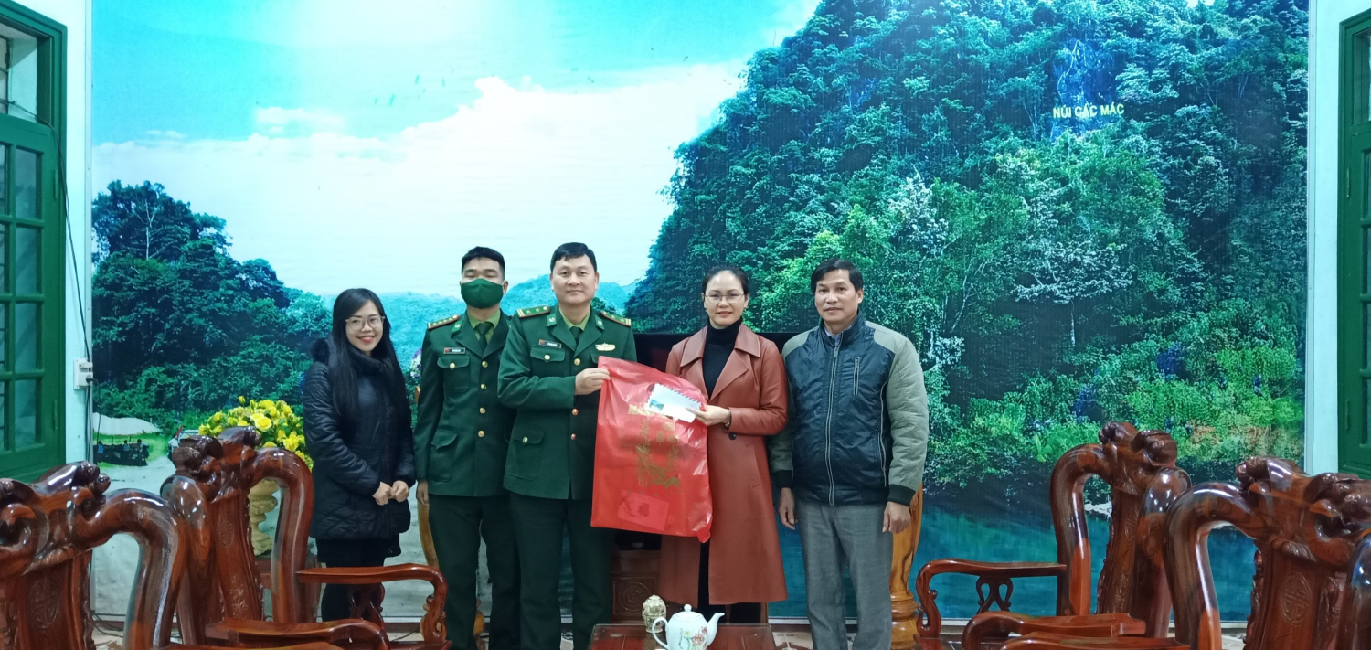 Đồng chí Linh Thanh Tuyền, Huyện ủy viên, chủ tịch Hội Nông dân dân huyện tặng quà tết cho các đồng chí đồn Biên phòng Sóc Giang