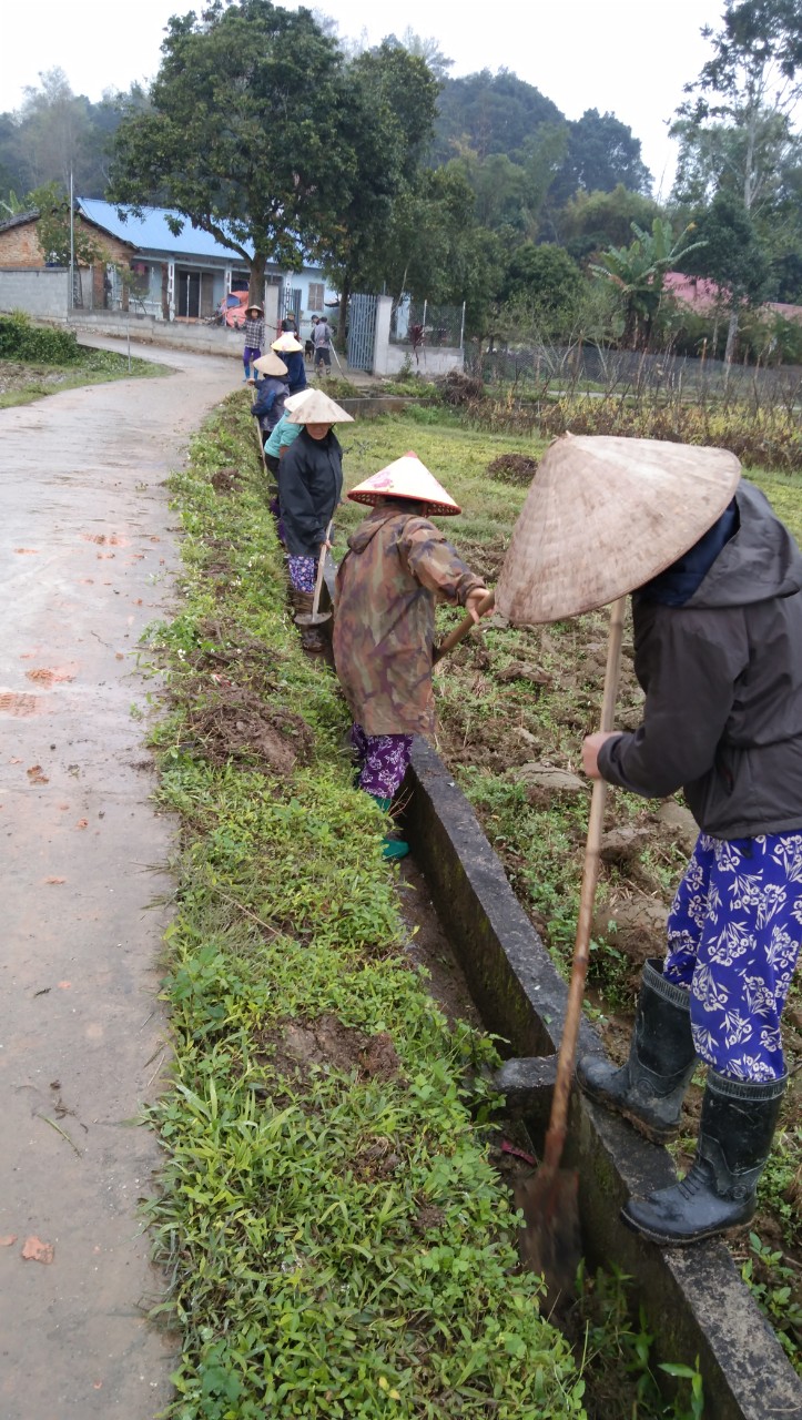 Hội viên nông dân huyện Hòa An ra quân nạo vét kênh mương
