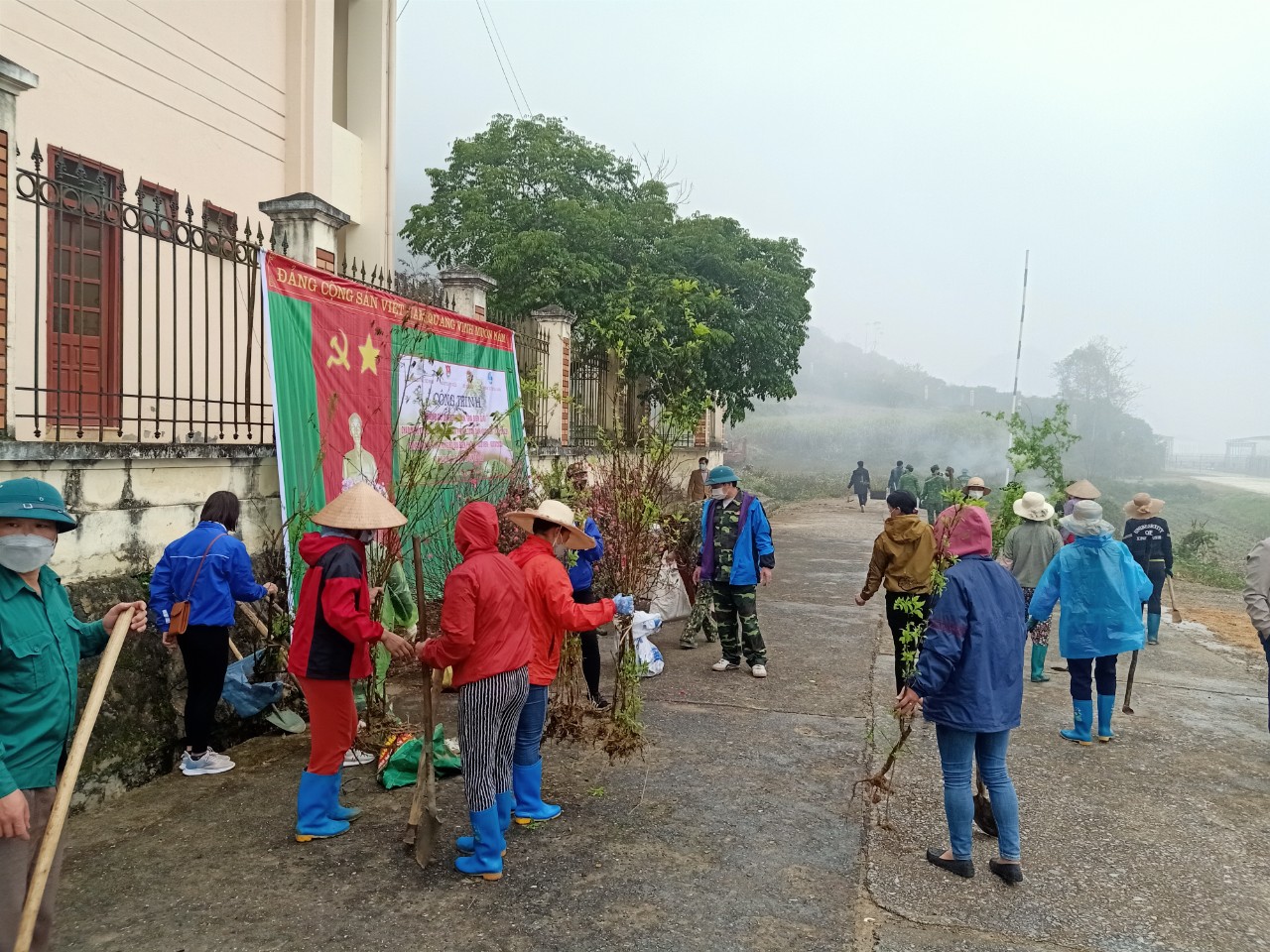 Hội viên, đoàn viên và cán bộ chiến sỹ đồn Biên phòng Thị Hoa trồng cây đào, cây mận