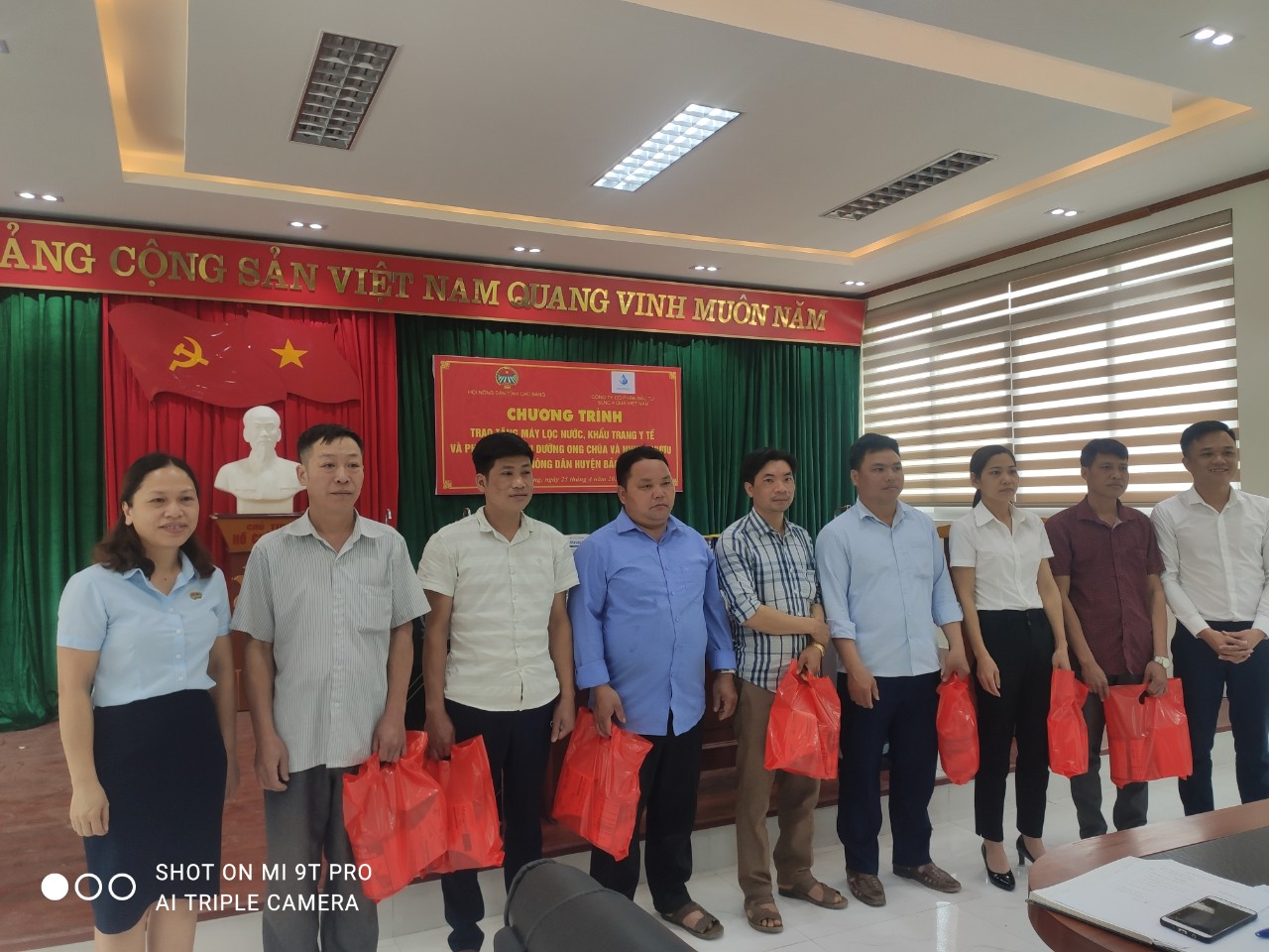Công ty Aqua Việt Nam trao tặng máy lọc nước và khẩu trang y tế cho Hội Nông dân huyện Bảo Lâm