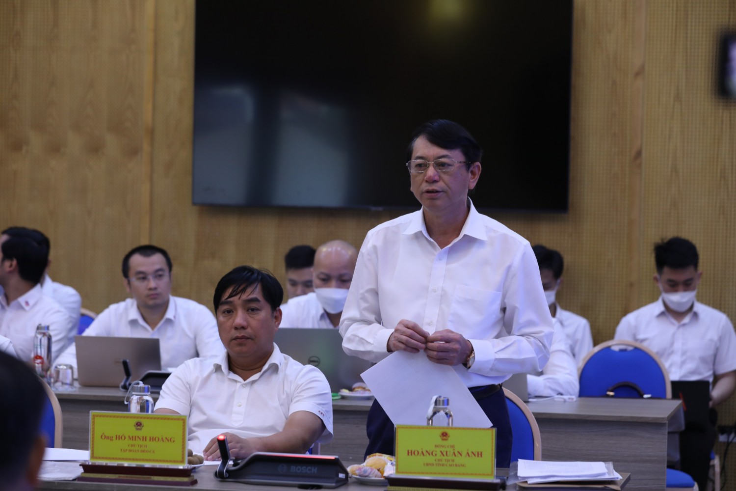 Chủ tịch UBND tỉnh Cao Bằng Hoàng Xuân Ánh báo cáo tại cuộc họp.