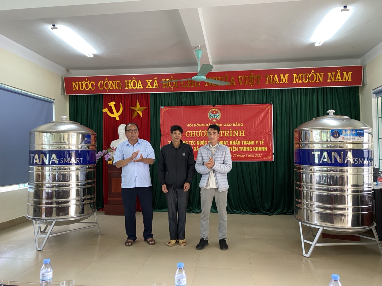 Đồng chí Trương Văn Hợp, Phó chủ tịch Hội Nông dân tỉnh trao téc nước cho hội viên nông dân có hoàn cảnh khó khăn