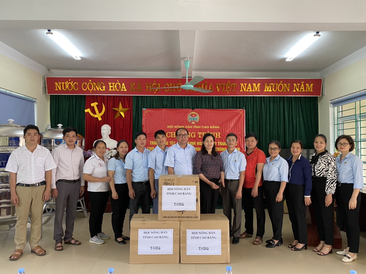 Hội Nông dân tỉnh tặng khẩu trang cho xã Quang Vinh