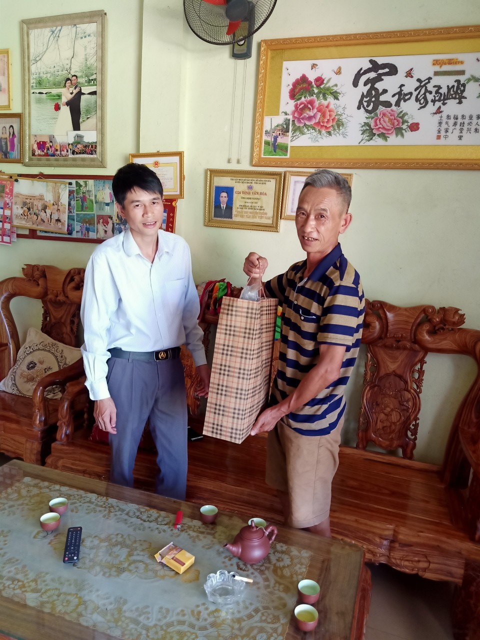 Chủ tịch Hội Nông dân xã Ngọc Côn tặng quá gia đình Đinh Văn Dọc xã Ngọc Côn