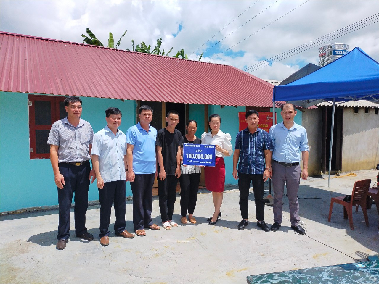 Hội Nông dân huyện Thạch An trao số tiền hỗ trợ làm nhà cho hội viên Mông Thị Thoa