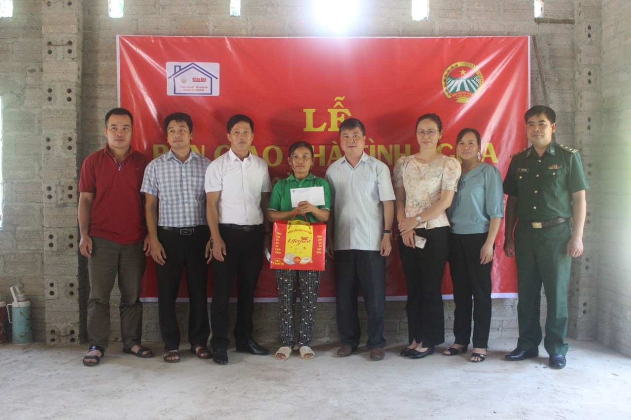 Đồng chí Triệu Lưu Cương, Phó chủ tịch thường trực Hội nông dân tỉnh trao quà cho hộ Hoàng Thị Hương