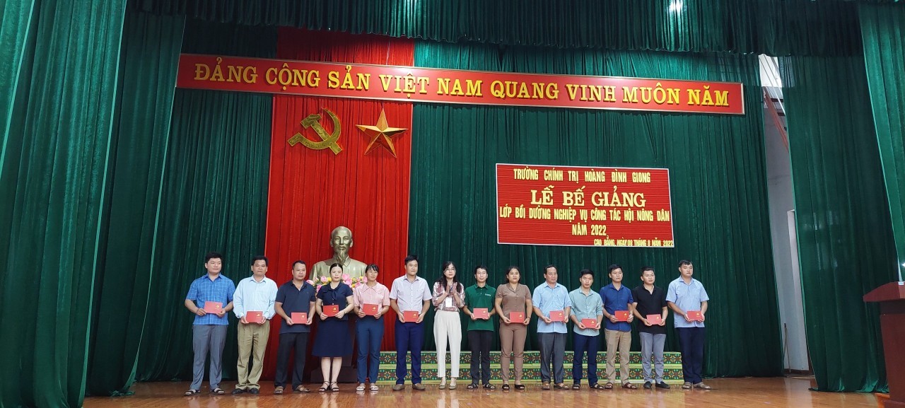 Đồng chí Trịnh Thị Ánh Hoa Bí thư Đảng ủy, Hiệu trưởng Trường Chính trị Hoàng Đình Giong trao chứng chỉ cho học viên