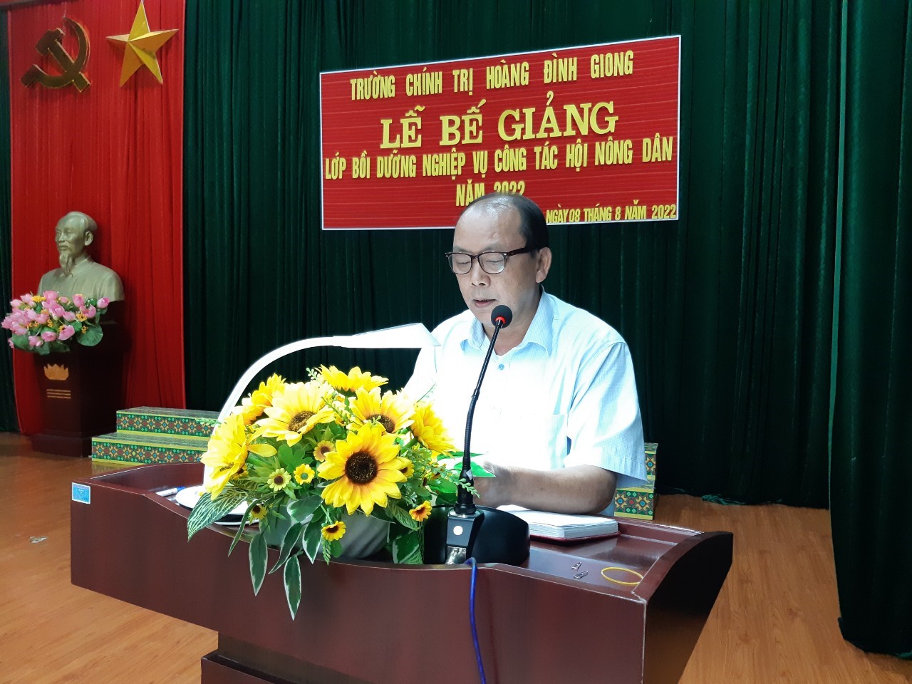 Đồng chí Trương Văn Hợp, Phó chủ tịch Hội Nông dân tỉnh phát biểu bế giảng lớp tập huấn