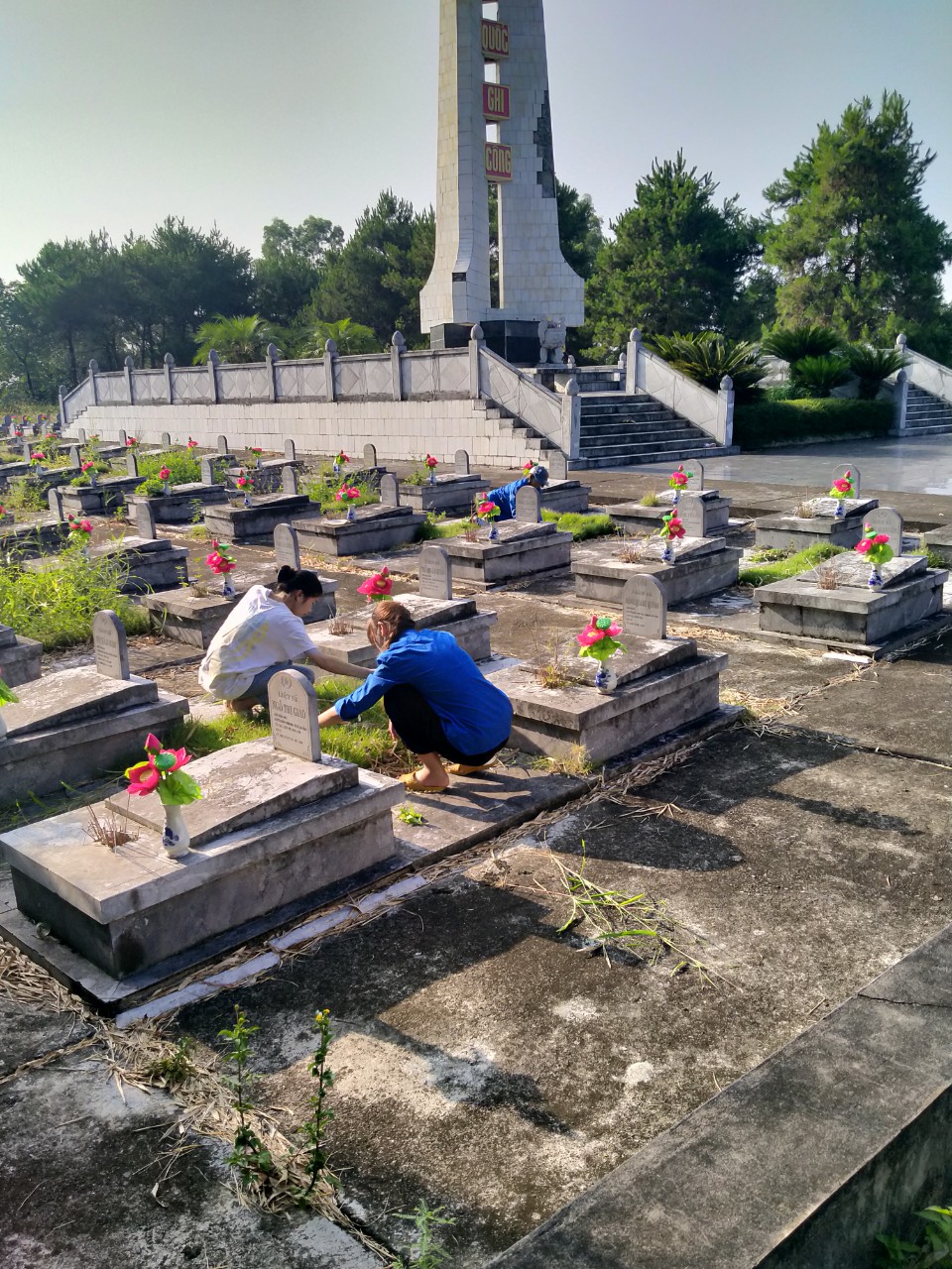 Hội nông dân xóm 9 Bế Triều thị trấn trấn Nước Hai ra quân tổng vệ sinh nghĩa trang huyện