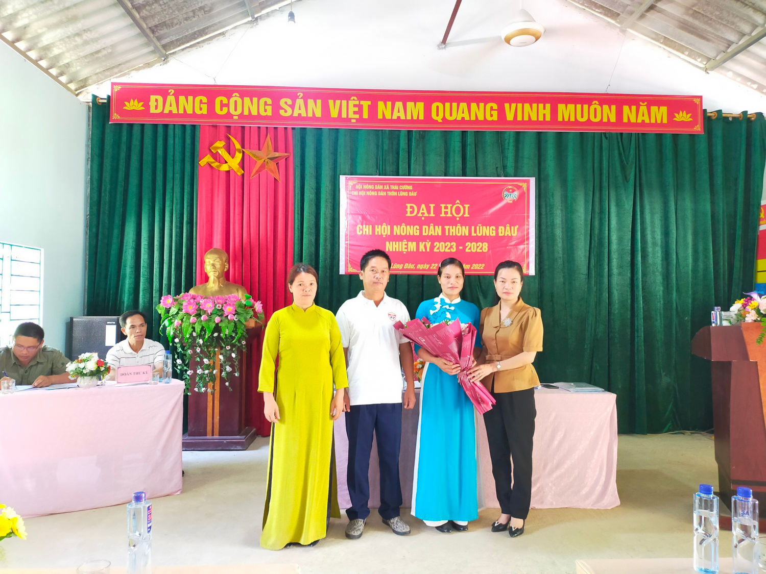 Hội Nông dân huyện tặng hoa chúc mừng BCH khoá mới chi hội Lũng Đâư