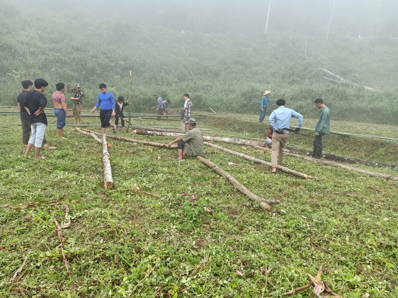 HND huyện Bảo Lâm: Hội viên nông dân xã Vĩnh Phong lao động công ích phục vụ diễn tập chiến đấu phòng thủ huyện Bảo Lâm năm 2022