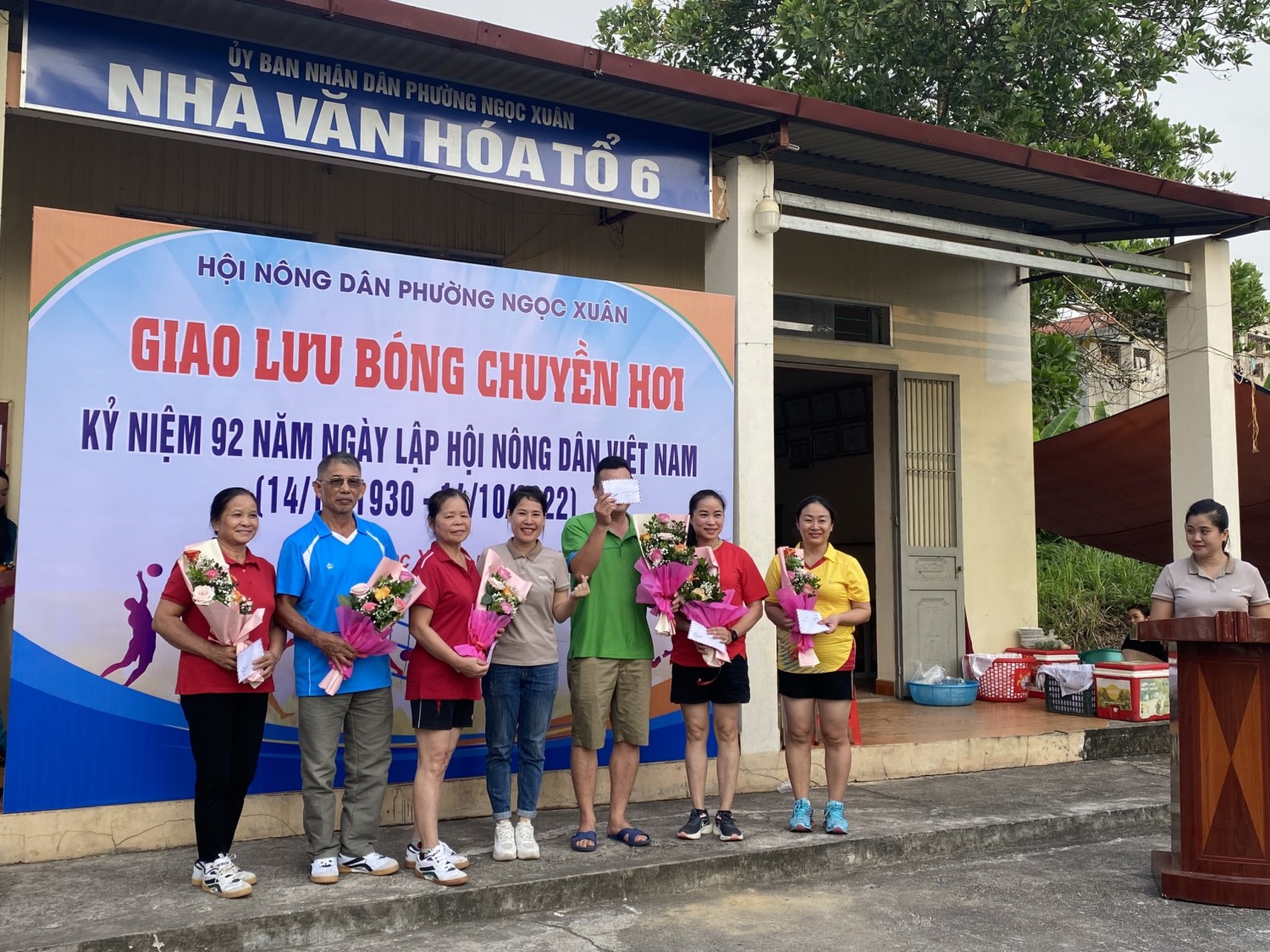 Chủ tịch Hội Nông dân phường Ngọc Xuân trao giải cho các đội tham gia giao lưu