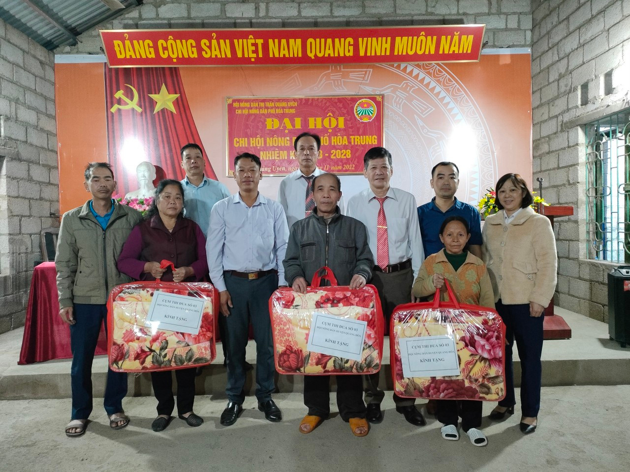 Cụm thi đua số 3 các xã, thị trấn huyện Quảng Hòa tặng quà cho hội viên có hoàn cảnh khó khăn