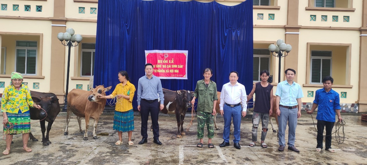 Đồng chí Nguyễn Trung Hiếu, chủ tịch Hội Nông dân huyện trao bò cho các hội viên nông dân có hoàn cảnh khó khăn