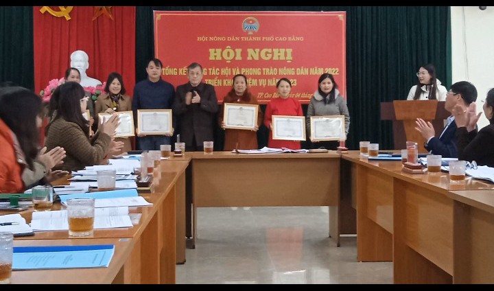 Đồng chí Nguyễn Thanh Vũ, Chủ tịch HND thành phố tặng giấy khen cho các tập thể, cá nhân đạt thành tích xuất sắc năm 2022